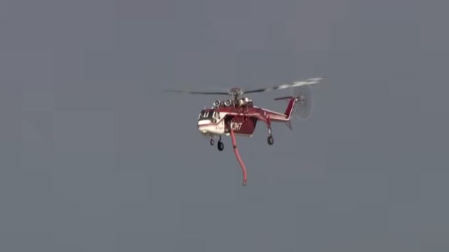 Снимка: След като мълния причини пожар: Хеликоптер, борещ се с огъня, се разби (ВИДЕО)