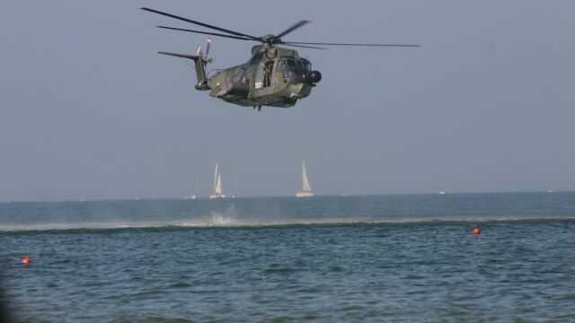 Снимка: Военен хеликоптер на САЩ откри огън по кораб, плаващ под панамски флаг