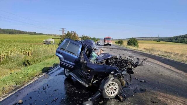 Снимка: Мъж загина на място след като джип и камион се удариха край Разград