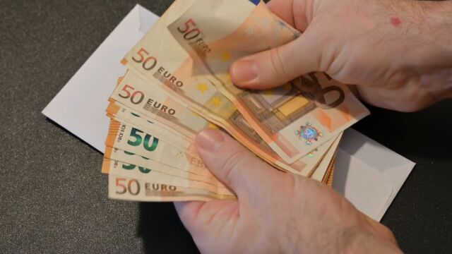 Снимка: Минималната работна заплата, определяна по новите правила, ще бъде между 670 и 680 евро