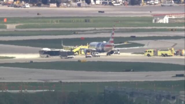 Снимка: Самолет на American Airlines е спукал две гуми при кацане