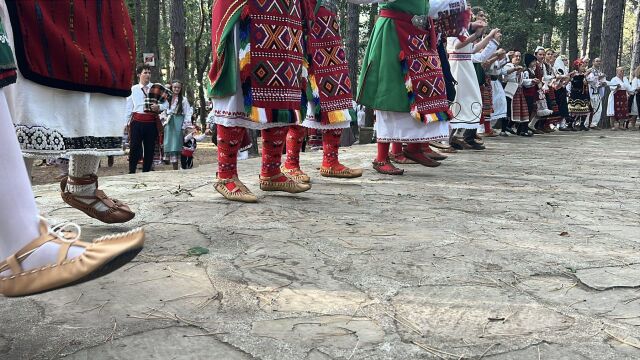 Снимка: Хиляди в носии се събраха в Жеравна