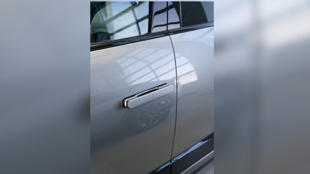Снимка: Близо 3 млн. коли Tesla са изтеглени от пазара в Китай заради скрити дръжки на вратите