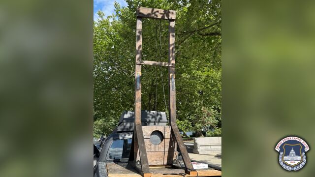 Снимка: С гилотина през града: Арестуваха мъж във Вашингтон, открили я в пикапа му (ВИДЕО и СНИМКИ)