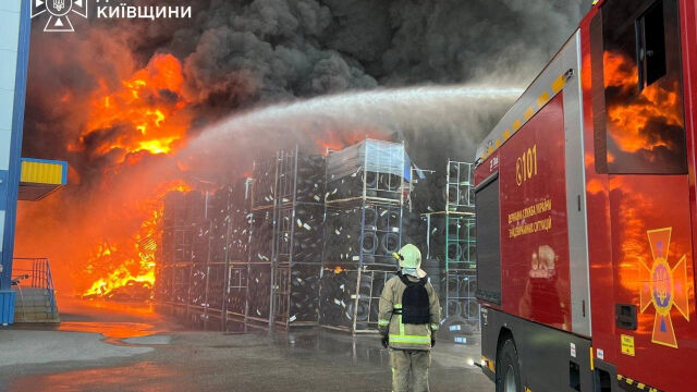 Снимка: Зеленски: Боеприпаси, мини и дронове са детонирали след руския удар по склада край Киев