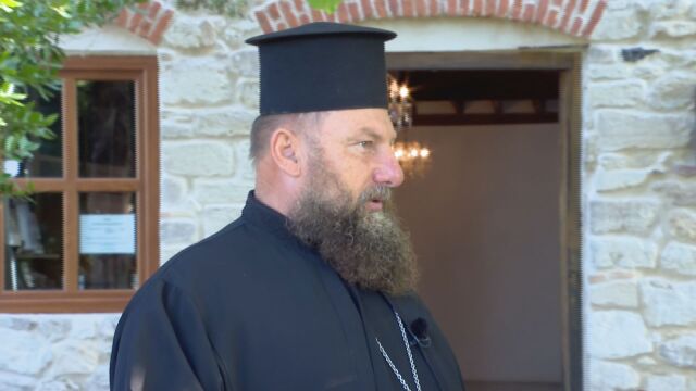 Снимка: Отец Стоян Кралев и храмът край морето: Човекът, който идва тук, търси Бога