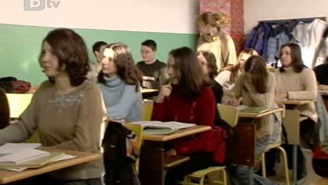 Снимка: Силистренски ученици преписват Паисиевата история
