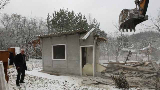 Снимка: Отложиха бутането на незаконни постройки за догодина