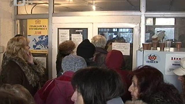 Снимка: Нови опашки пред паспортните служби