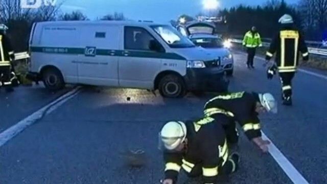 Снимка: Дъжд от монети на магистрала в Германия