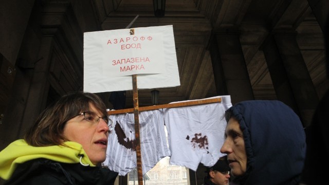 Снимка: 250 учени, въоръжени с мръсно бельо и гнили домати, окупираха образователното ведомство