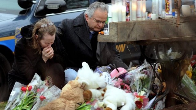 Снимка: Америка почете паметта на загиналите при трагедията в Нютаун