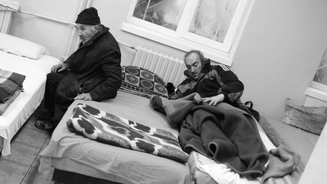 Снимка: Бездомник храни бездомници