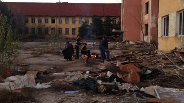 Снимка: Бежанският лагер в Харманли се пръска по шевовете
