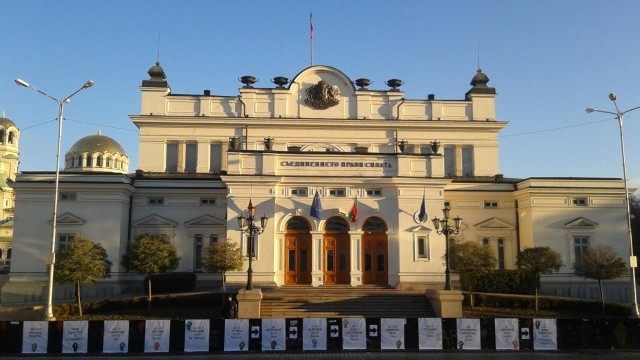 Снимка: Ранобудните студенти с пожелания за 8 декември от оградата на НС
