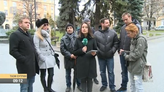Снимка: Критици и защитници на Бинев се събират на протест в градинката пред „Кристал”