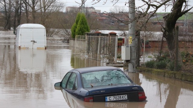 Снимка: Общини продължават да бедстват на тъмно и под вода
