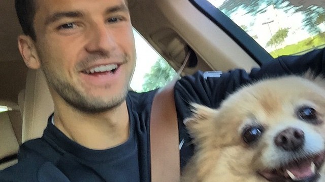 Снимка: Григор се забавлява с кучето на Шарапова 