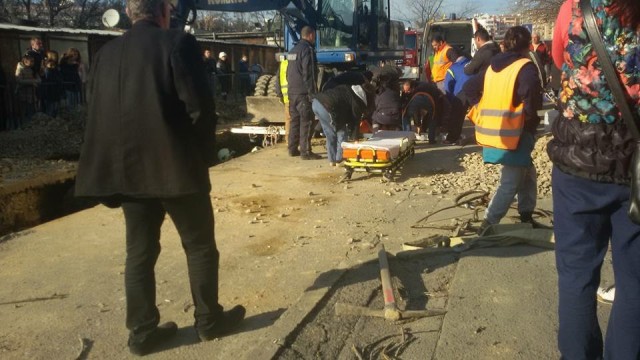 Снимка: Двама работници бяха затрупани при изкопни работи в Стара Загора