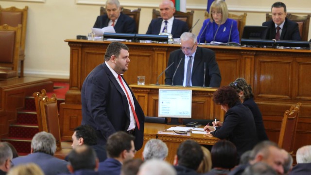 Снимка: Над 200 хил. лв държавни пари - за да учат депутатите езици