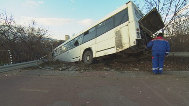 Снимка: Автобус на столичния градски транспорт се вряза в мантинела (видео)