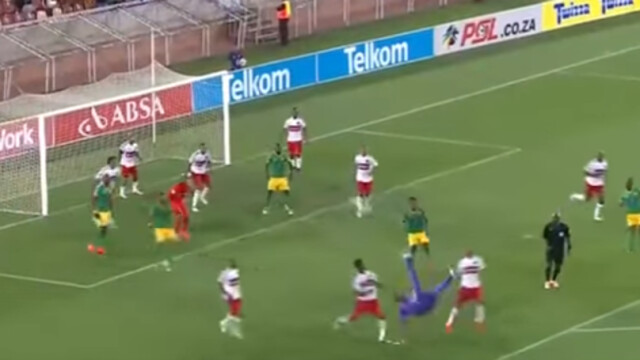 Снимка: Вратар изуми с акробатичен гол (ВИДЕО)