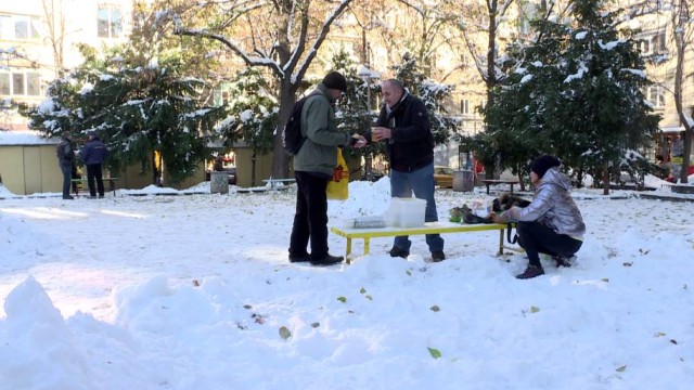Снимка: В помощ на бедните: Ресторантьор раздава топла супа в центъра на София  