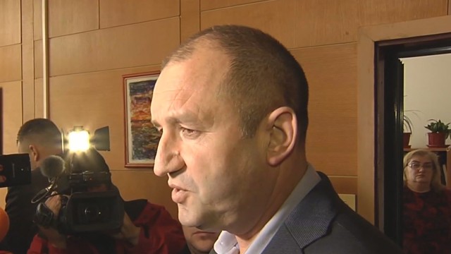 Снимка: Румен Радев: Надявам се, че хората в Хитрино няма да живеят 2 години във фургони