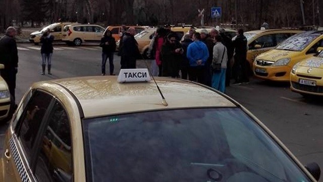 Снимка: Бургас: Таксиметрови шофьори излязоха на протест и заплашиха с блокади