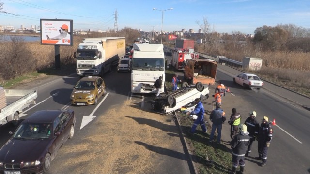 Снимка: Тежка катастрофа в Бургас: Лек автомобил удари кола и два камиона