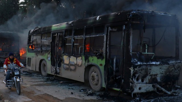 Снимка: Сирийски бунтовници подпалиха автобуси, с които да се евакуират болни и ранени