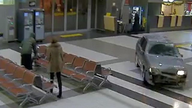 Снимка: Пиян и дрогиран руснак покара кола в летището на Казан (ВИДЕО)