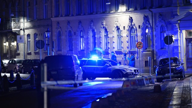 Снимка: Mаскирани младежи хвърлиха коктейли 