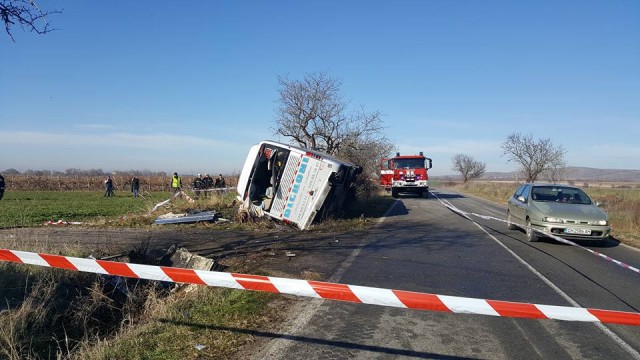Снимка: Автобус се удари в дърво в Новозагорско, двама загинаха (ВИДЕО)