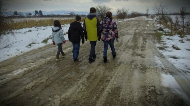 Снимка: Българчета без родители – колко чести са разсиновяванията и тормоза