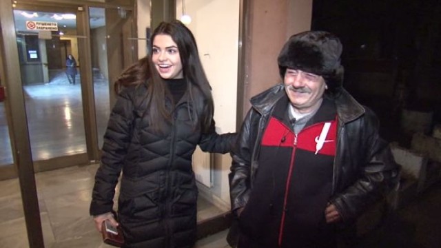 Снимка: 17-годишно момиче преобърна живота на бездомник в Плевен 