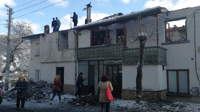 Снимка: След 7 пожара за 2,5 години: В Момичловци искат една стара пожарна кола