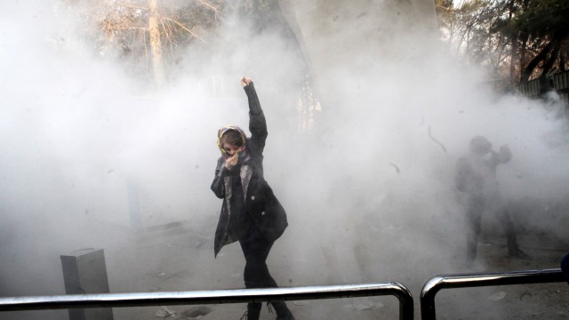 Снимка: Иран спира достъпа до социални мрежи заради протестите (ВИДЕО)