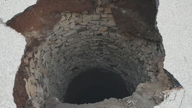 Снимка: Пожарникари спасиха 15-килограмово куче, паднало в пресъхнал кладенец