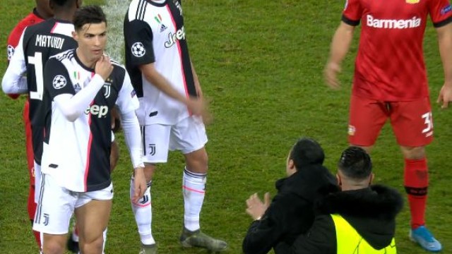 Снимка: Роналдо се спречка с фен, нахлул за снимка (ВИДЕО) 