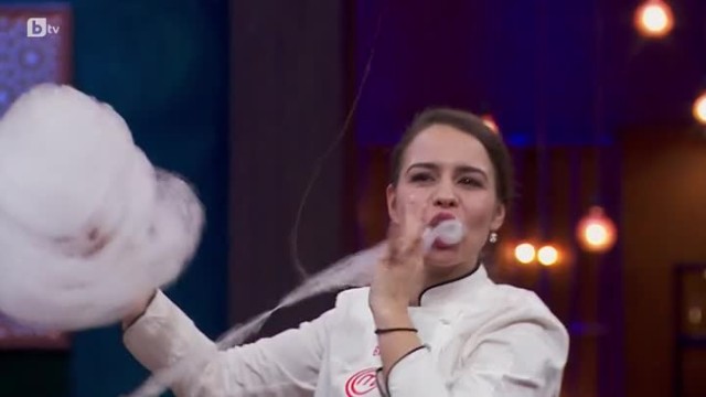 Виолина приготвя захарен памук с аромат на теменужки