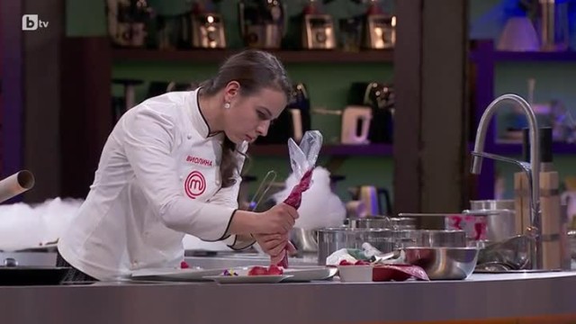 Какво става с третата чиния на Виолина?