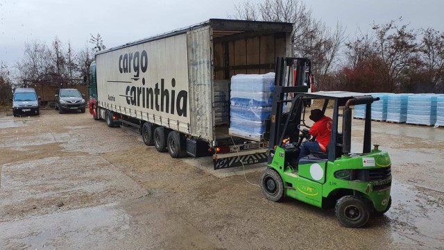 Снимка: България изпрати първия тир с минерална вода в помощ на Хърватия