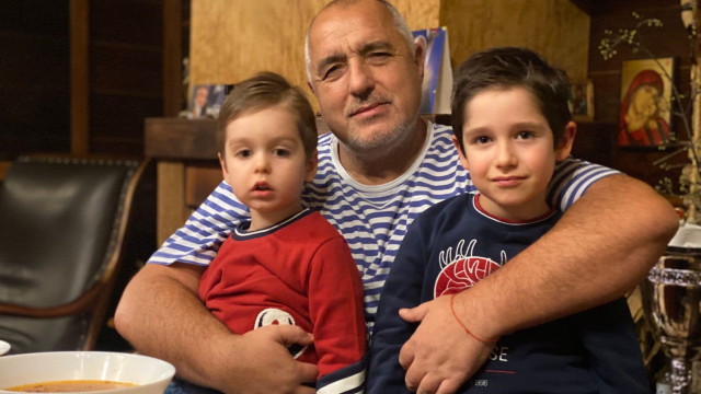 Снимка: Борисов отново посрещна Бъдни вечер с внуците си