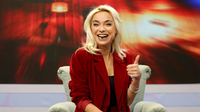 Снимка: В чантата на... Рая Пеева е истински бонбон!