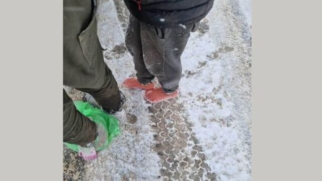 Снимка: Гранични полицаи спасиха от измръзване баща и дете
