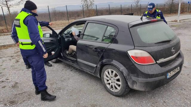 Снимка: Задържаха мигранти на АМ 