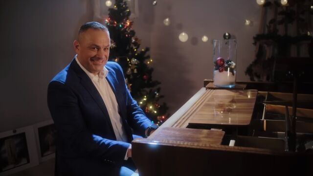 Снимка: Юксел Кадриев с изпълнение на Let It Snow 
