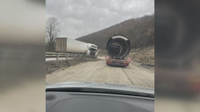 Снимка: Камион се завъртя на пътя между Мездра и Ботевград