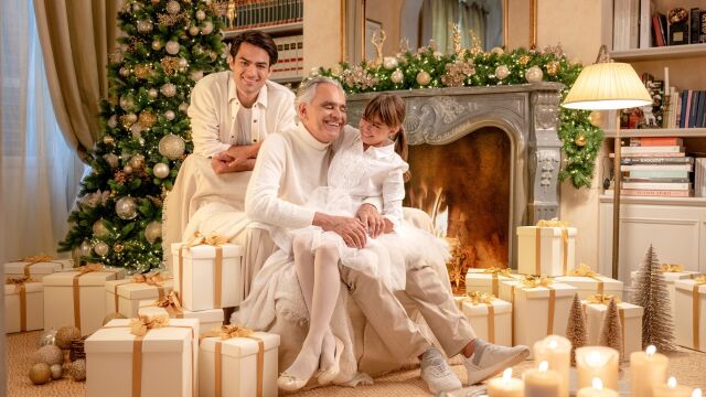 Снимка: Андреа, Матео и Вирджиния Бочели с първи съвместен албум – “A Family Christmas”